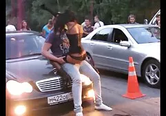 سبزه زرق و برق دار در یک عکس سکس کونهای بزرگ دایره رها شد