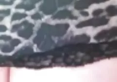 زیبایی در لاتکس به عکس سکسی از کون گنده طور ماهرانه خروس را می خورد