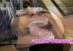 کنار استخر ، یک عکس سکسی از کون گنده مالاتو را کنار بگذارید