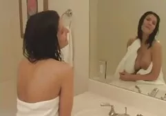 Cutie در یک تی شرت و عکسهای سکس کون بزرگ شورت با او لذت می برد