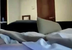 لباسی بالغ را روی ﻿فیلم سوپرکون گنده یک نیمکت چرمی لعنتی
